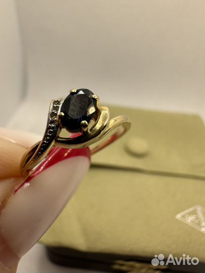 Золотое кольцо с сапфиром и бриллиантами 585