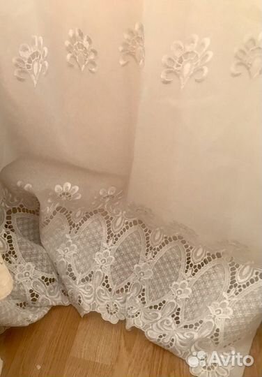 Шторы белые с узором кружевным