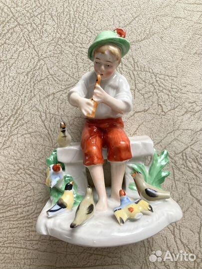 Фарфоровая статуэтка юноша (путти)с флейтой