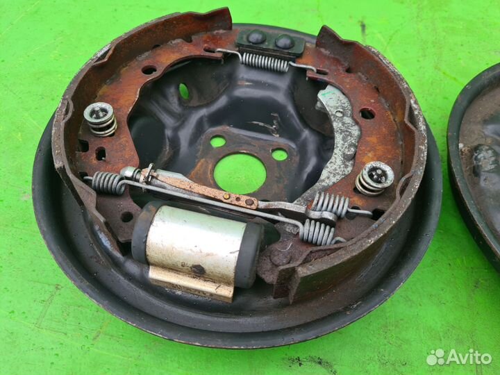 Щит опорный задний правый для Renault Logan