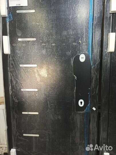 Дверь входная металлическая с зеркалом