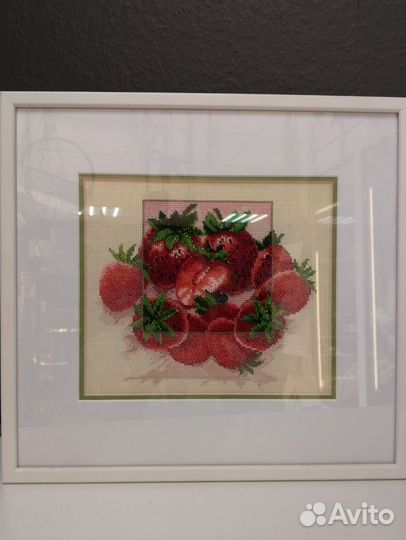 Вышика нитками и бисером 3D в рамке с паспарту