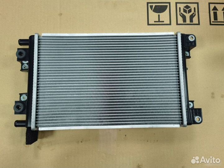 Интеркулер правый Toyota Land Cruiser 300