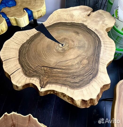 Стол из эпоксидной смолы и дерева