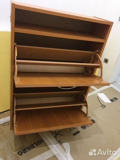 Обувница, зеркало и кровать