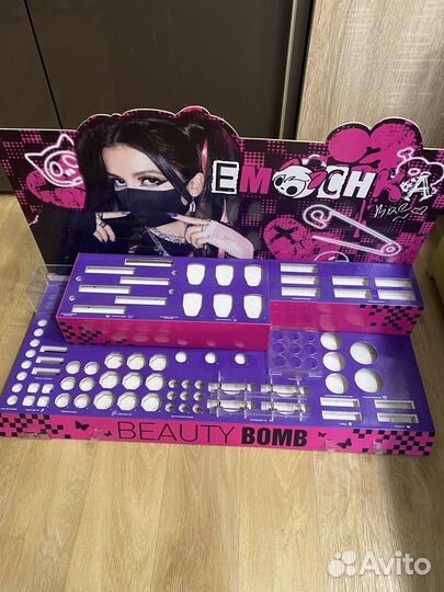 Стенд Beauty Bomb Emochka