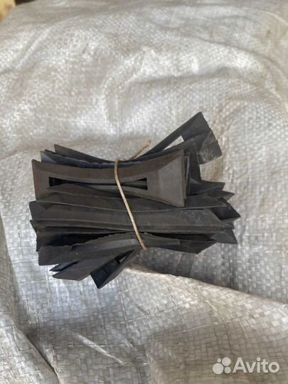 Уплотнитель петли передней двери газ 24,2410,31029