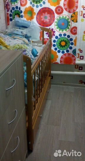 Детская кроватка с маятником и ящиком