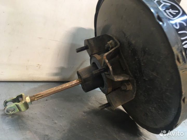 Главный тормозной цилиндр и вакуумный усилитель в