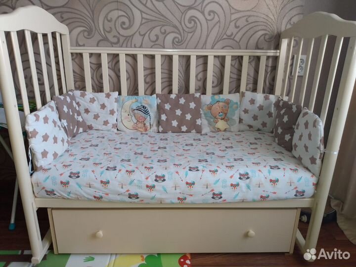 Детская кроватка с маятником