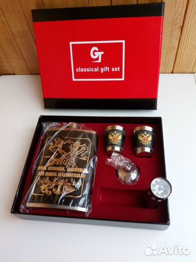 Набор фляжка с рюмками