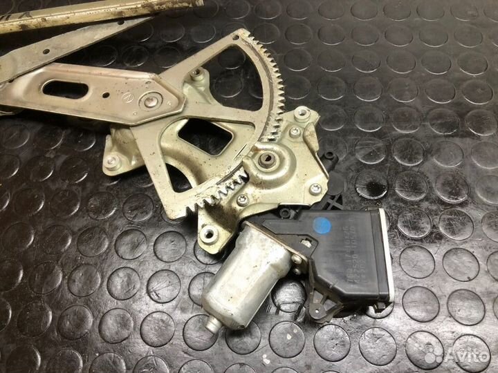 Передний левый стеклоподъемник Toyota Rav4