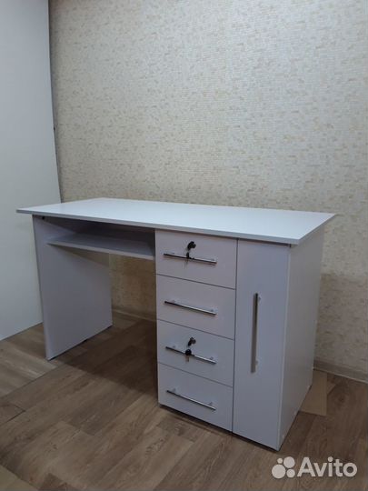 Маникюрный стол новый