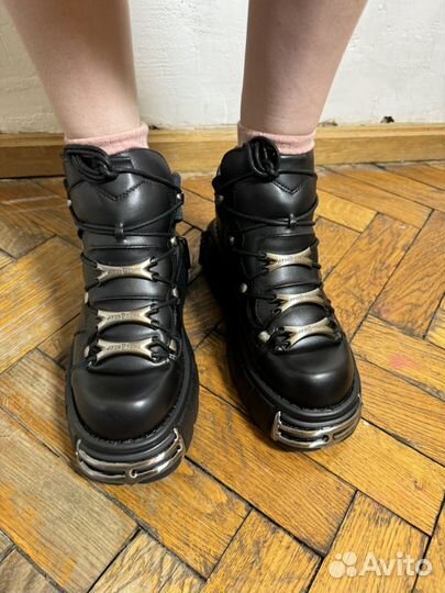 New rock ankle black tower with laces M- 106-S1