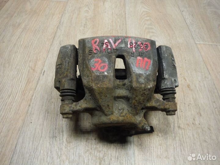 Суппорт передний правый RAV 4 2011