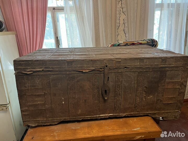 Сундук старинный