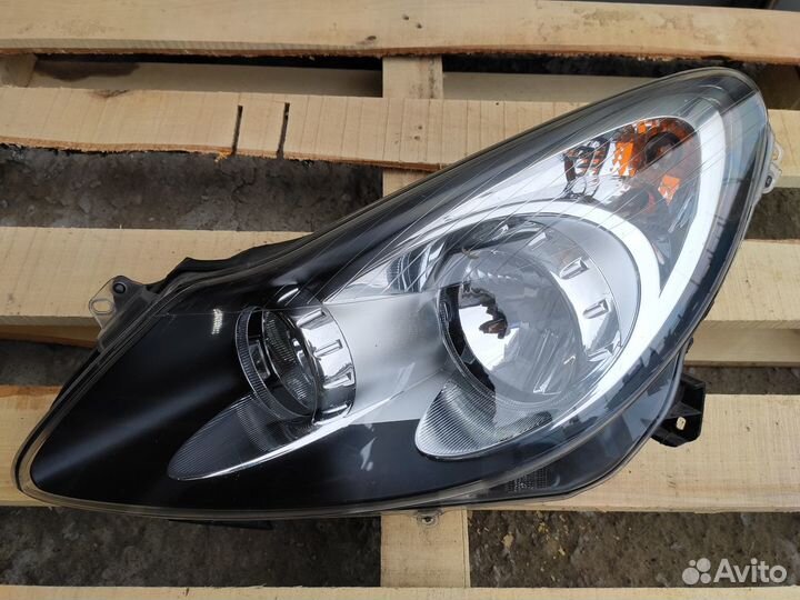 Фара левая Черная на Опель Corsa D Дорестайлинг