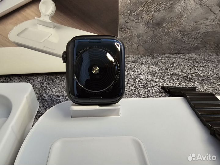 Apple Watch SE GPS Aluminum 44mm