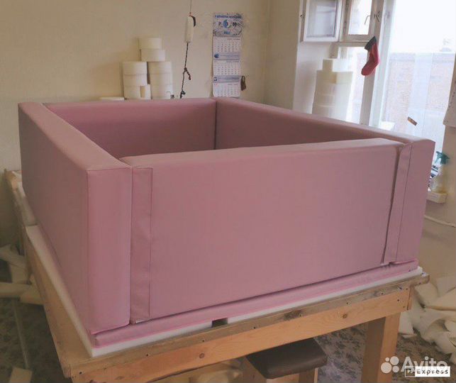 Сухой бассейн с толстыми бортиками и дном