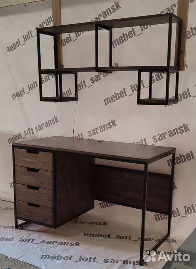 Компьютерный стол с подвесной полкой