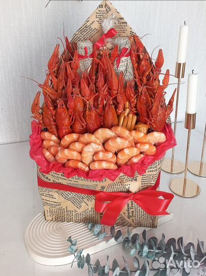 Мужской букет из колбасы, раков, рыбы