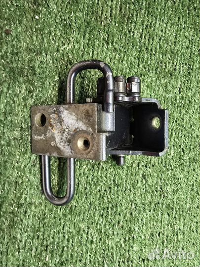 Петля передней левой двери нижняя Audi A4 B7