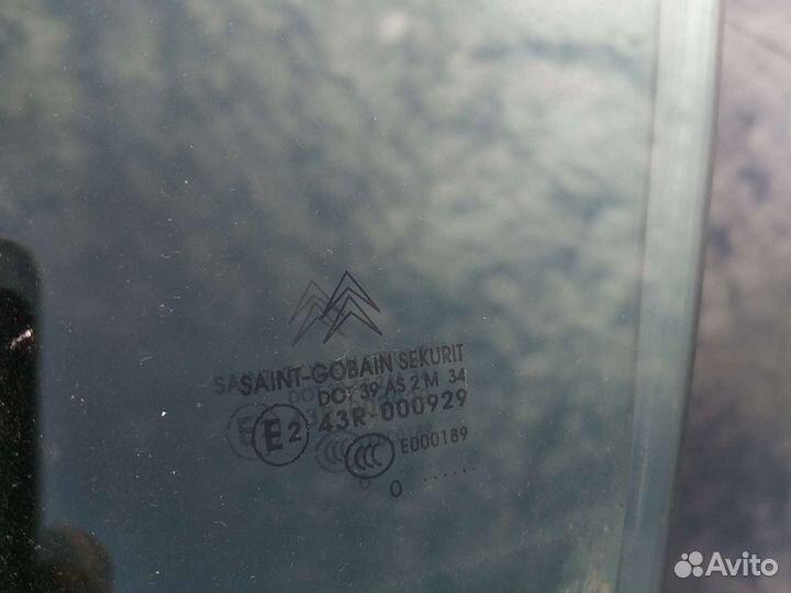 Стекло передних дверей ситроен С4