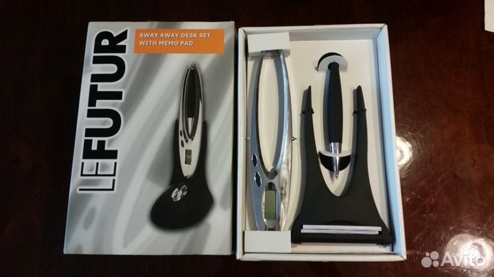 Ручка с часами и карманом для бумаг на подставке