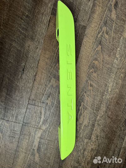 Накладка двери багажника Toyota Sienta