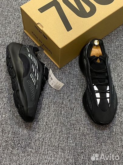 Мужские кроссовки Adidas Yeezy Boost 700 v3