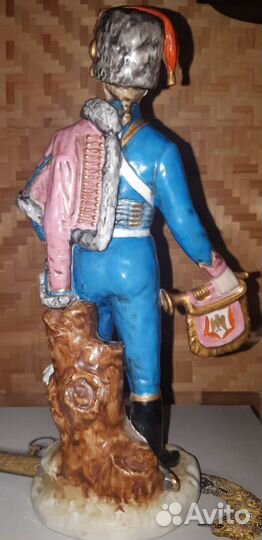 Фарфоровая статуэтка гусара