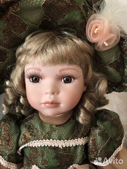 Красотка - куколка коллекционная фарфоровая