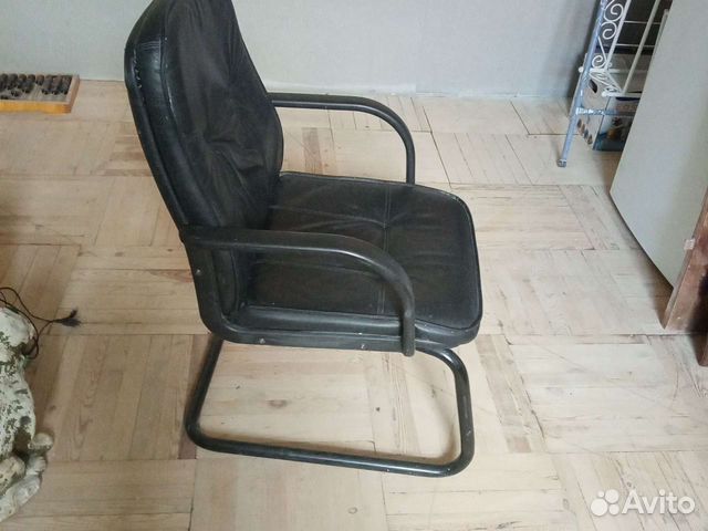 Офисное кожаное кресло