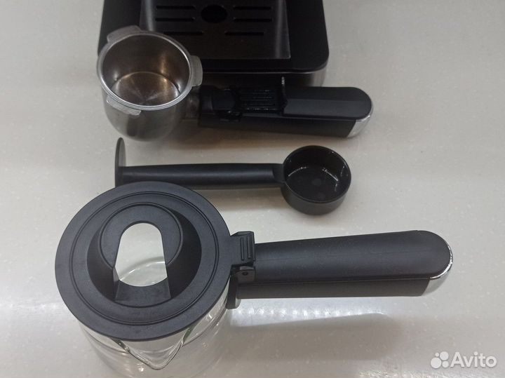 Кофеварка рожковая с капучинатором Redmond RCM