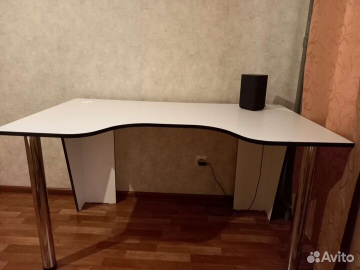 Компьютерный стол белый