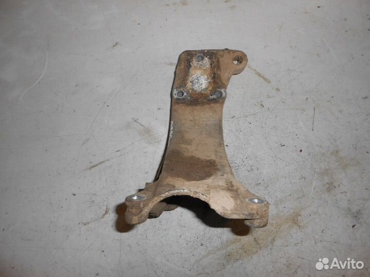 Кронштейн двигателя правый (Volkswagen Passat)