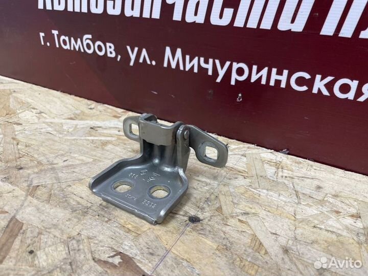 Петля двери Renault Logan