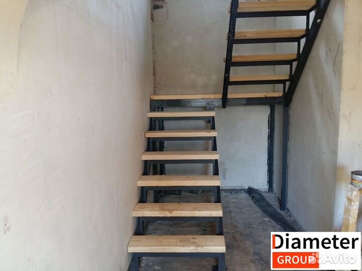 Монтаж красивой лестницы в подвал