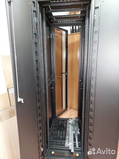 Серверный шкаф с креплениями