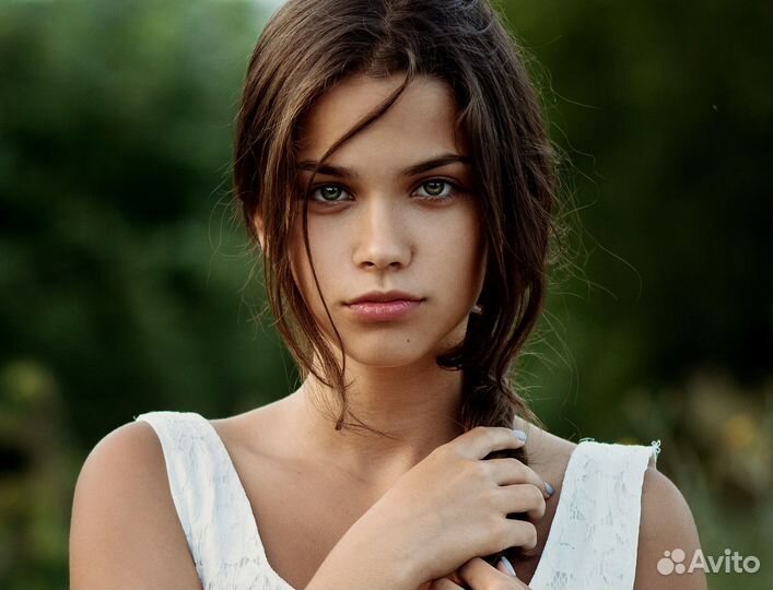 Рабочий на производство аккумуляторов