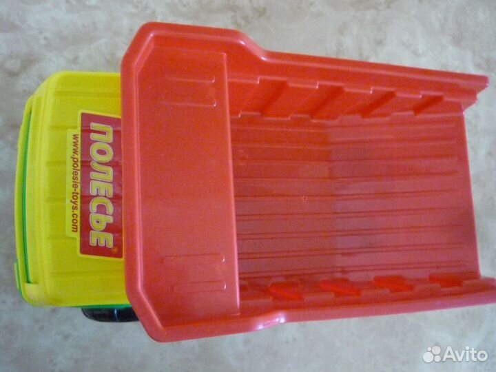 Детская игрушечная машина