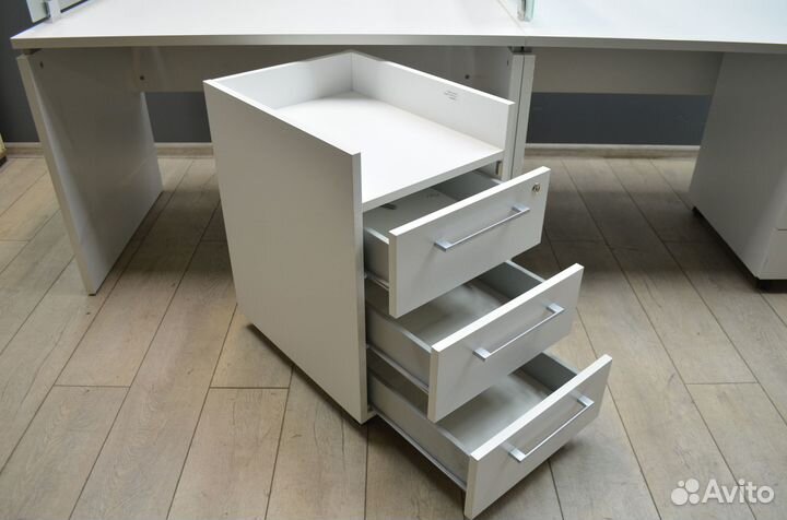 Стол письменный с подкатной тумбой