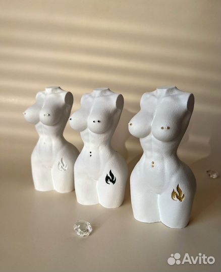 Статуэтка гипсовая девушка с татуировкой дракона