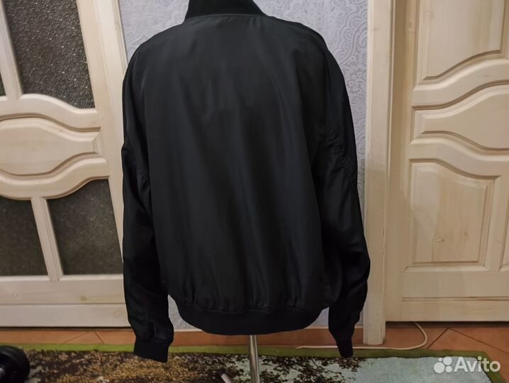Легкая куртка бомбер без утеплителя