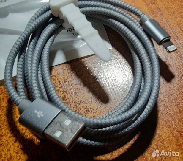 Информационно-зарядный кабель для устройств Apple