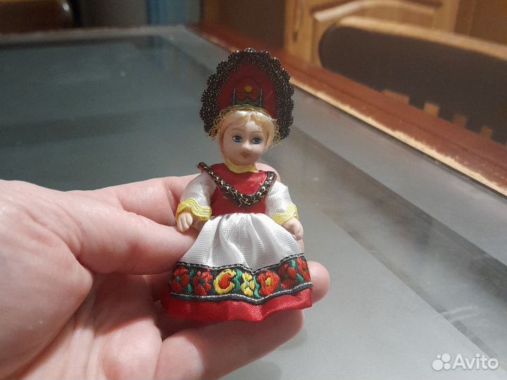 Коллекционная керамическая кукла в народном костюм