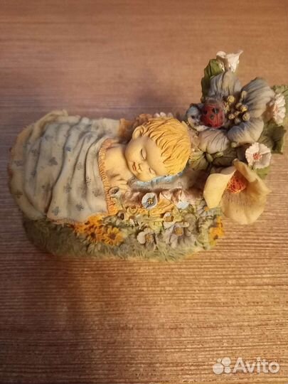 Статуэтка спящий ребенок
