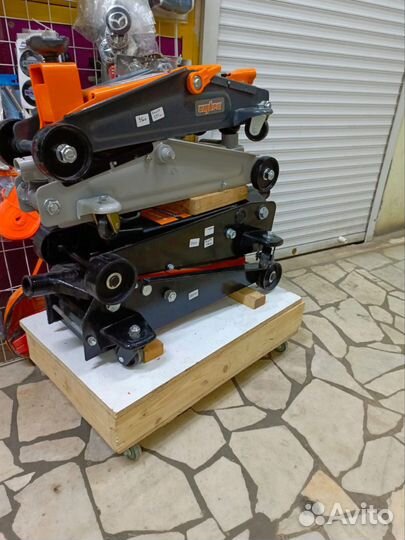 Домкрат подкатной