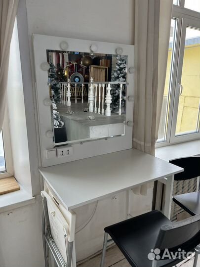 Гримерное зеркало со столом и лампочками