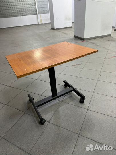Стол на колесах